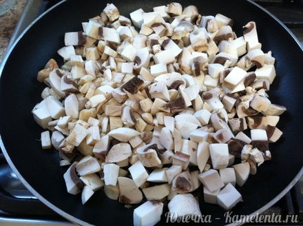 Приготовление рецепта Телятина с грибами и огурчиками шаг 6