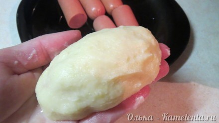 Приготовление рецепта Сосиски, запеченные в картофельном &quot;тесте&quot; шаг 7