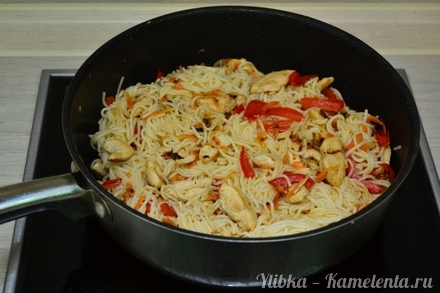 Приготовление рецепта Рисовая лапша с куриным филе и овощами шаг 9