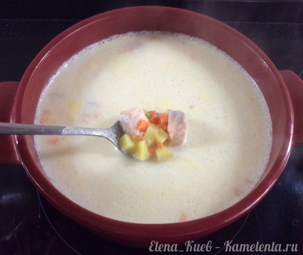 Приготовление рецепта Сырный суп с семгой и креветками шаг 7