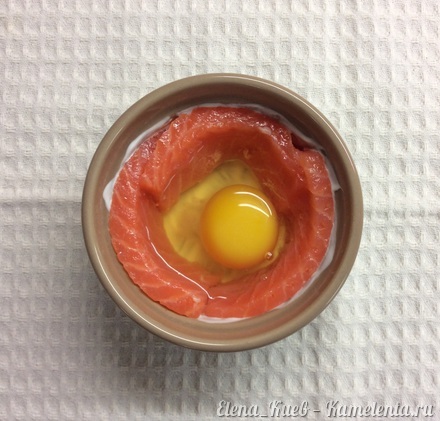 Приготовление рецепта Яйцо-кокот со слабосоленой семгой шаг 5