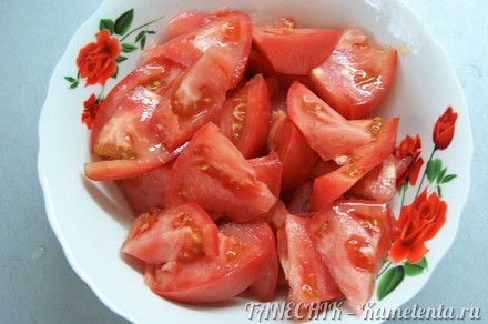 Приготовление рецепта Ароматный салат из томатов шаг 3