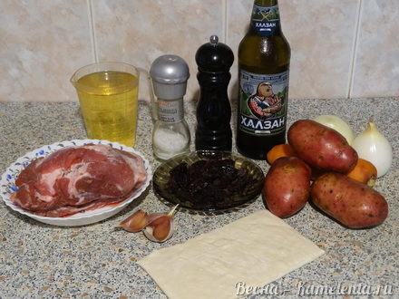 Приготовление рецепта Хмельное жаркое в горшочке с вяленым черносливом шаг 1