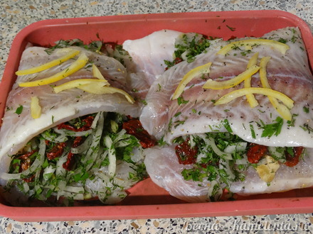 Приготовление рецепта Рыба с вялеными томатами шаг 9