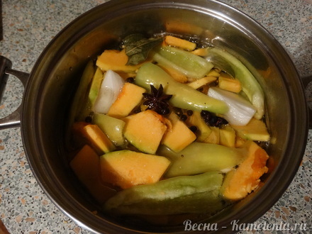 Приготовление рецепта Маринованная тыква с овощами шаг 6