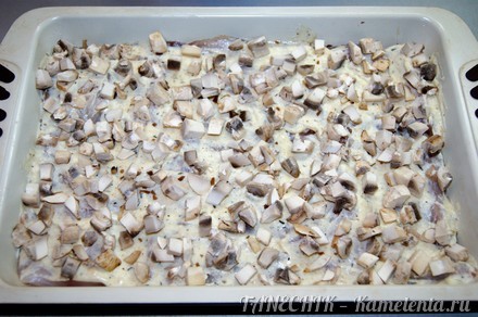 Приготовление рецепта Филе белой рыбы под сырным соусом с шампиньонами шаг 5
