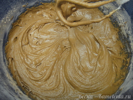 Приготовление рецепта Шоколадно-кофейный капкейк с пряной карамелью шаг 10