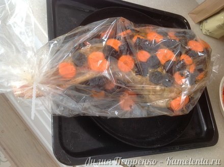 Приготовление рецепта Баранья нога, запечённая с чесноком, морковью и черносливом. шаг 3