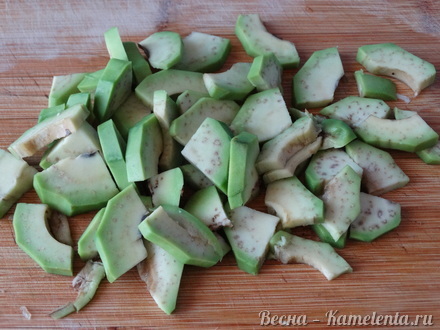 Приготовление рецепта Салат с авокадо и моцареллой шаг 4