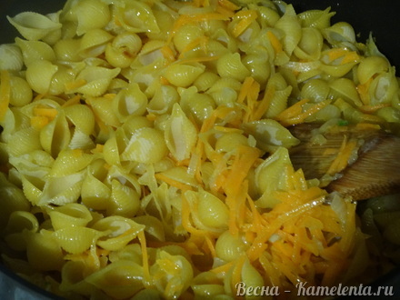 Приготовление рецепта Жареные макароны с сыром шаг 6