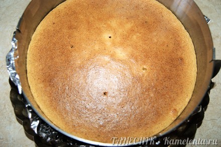 Приготовление рецепта Ореховый торт с яблочным муссом, сливочным кремом и карамельными орешками шаг 6