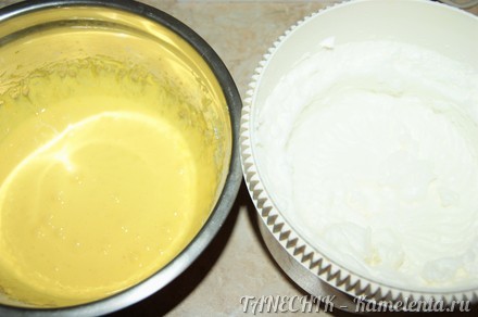 Приготовление рецепта Ореховый торт с яблочным муссом, сливочным кремом и карамельными орешками шаг 3