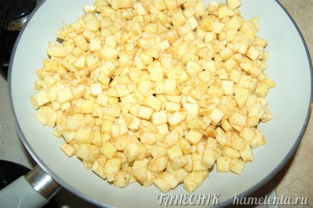 Приготовление рецепта Ореховый торт с яблочным муссом, сливочным кремом и карамельными орешками шаг 7