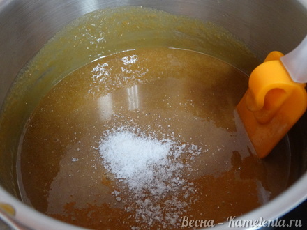 Приготовление рецепта Грушевый торт с пряной начинкой из грушевого джема и нежного суфле шаг 8