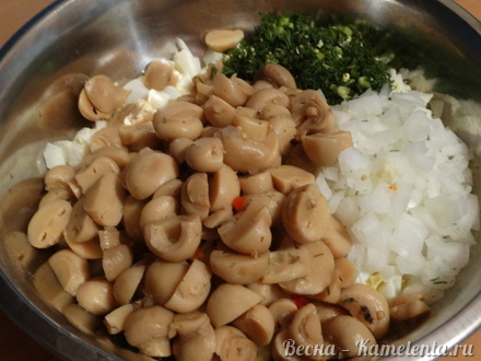 Приготовление рецепта Салат из фасоли и маринованных грибов шаг 4