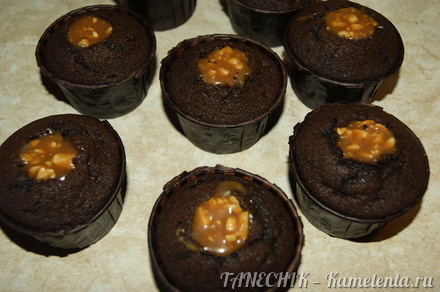 Приготовление рецепта Капкейки шоколадные с карамелью и арахисом шаг 7