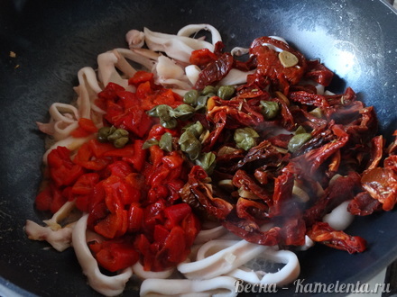 Приготовление рецепта Горячая закуска из кальмаров, вяленых томатов и печёных перцев шаг 4