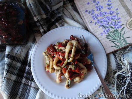 Приготовление рецепта Горячая закуска из кальмаров, вяленых томатов и печёных перцев шаг 5