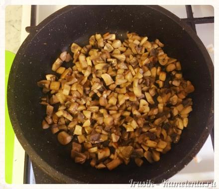 Приготовление рецепта Рыбный салат с грибами шаг 3