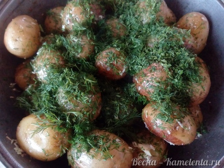 Приготовление рецепта Молодой картофель с чесноком и зеленью шаг 5
