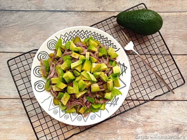 Рецепт салата с говяжьим языком и авокадо
