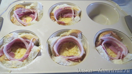 Приготовление рецепта Запеченные хлебные &quot;корзиночки&quot; с яйцом и грудинкой шаг 5
