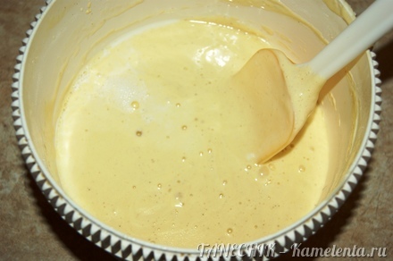 Приготовление рецепта Бисквит на горячем молоке со сметанно-йогуртовым кремом шаг 4