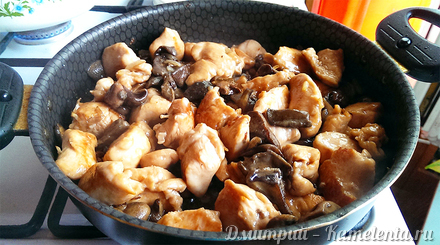 Приготовление рецепта Куриные грудки в соевом соусе с грибами шаг 8