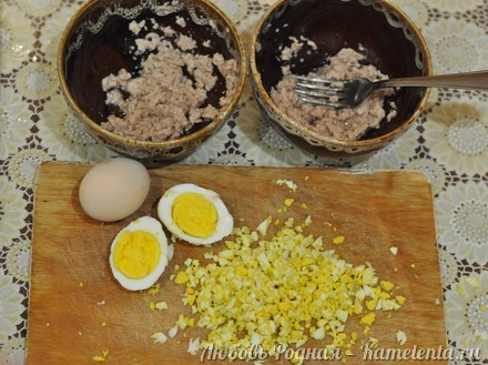 Приготовление рецепта Салат в тарталетках с печенью трески шаг 2