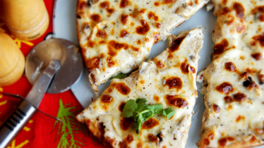 Рецепт Пицца с белым соусом и шампиньонами