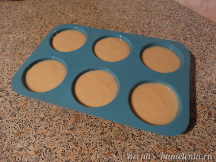 Приготовление рецепта Медовые кексы с шоколадной начинкой шаг 8