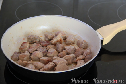 Приготовление рецепта Мясо в горшочках с картофелем шаг 6