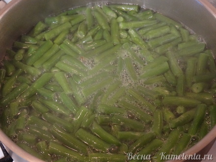 Приготовление рецепта Тёплый салат из стручковой фасоли с чесночным маслом шаг 3