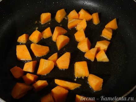 Приготовление рецепта Куриная грудка с брюссельской капустой и карамелизированной морковью шаг 6