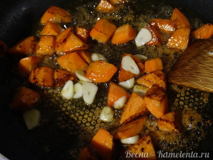 Приготовление рецепта Куриная грудка с брюссельской капустой и карамелизированной морковью шаг 7
