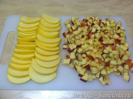 Приготовление рецепта Творожная запеканка с яблоками и изюмом шаг 2