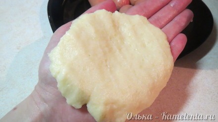 Приготовление рецепта Сосиски, запеченные в картофельном &quot;тесте&quot; шаг 5