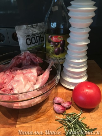 Приготовление рецепта Кролик с розмарином и помидорами шаг 1
