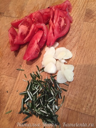 Приготовление рецепта Кролик с розмарином и помидорами шаг 2