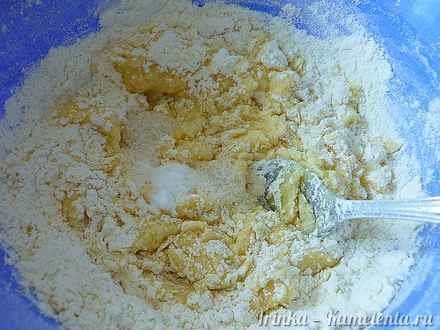Приготовление рецепта Малиновые кексы с посыпкой шаг 4