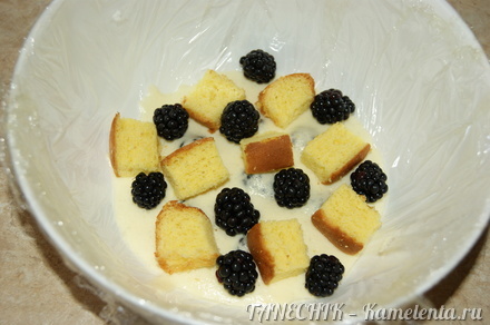 Приготовление рецепта Сливочно-бисквитный десерт с ягодами шаг 11