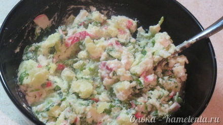 Приготовление рецепта Картофель в мундире, фаршированный крабовыми палочками и шпинатом шаг 4