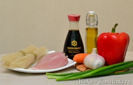 Приготовление рецепта Рисовая лапша с куриным филе и овощами шаг 1