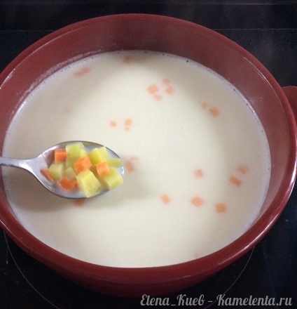 Приготовление рецепта Сырный суп с семгой и креветками шаг 6
