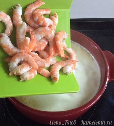 Приготовление рецепта Сырный суп с семгой и креветками шаг 8