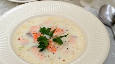 Рецепт Сырный суп с семгой и креветками
