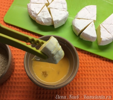 Приготовление рецепта Жареный сыр Камамбер шаг 4