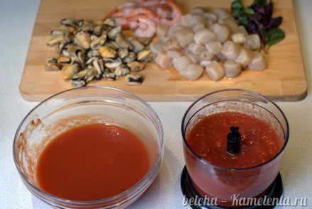Приготовление рецепта Томатный суп с морепродуктами шаг 3