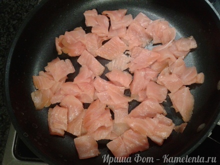 Приготовление рецепта Паста в сливочном соусе с лососем  шаг 4