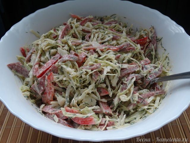Рецепт салата из молодой капусты с колбасой